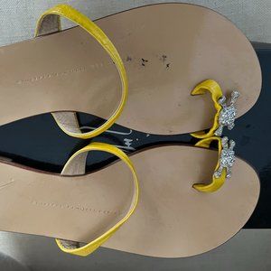 Giuseppe Zanotti Rock 10 yellow leather flat sandal with encrusted skull Sz 38.5